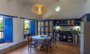 Casa de ciudad exclusiva (1) | Cocina privada | Refrigerador, microondas, parrilla de estufa y cafetera y tetera 