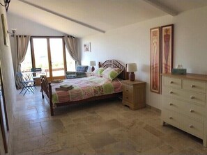 4 عدّة غرف نوم ومكواة/لوح كي وواي فاي وملاءات أسرّة