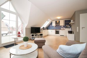 Apartment, 2 Schlafzimmer | Wohnbereich | Flachbildfernseher