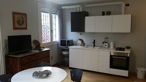 Kaffetrakter/tekoker, kjøleskap, mikrobølgeovn og ovn
