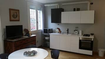 Cafetière/bouilloire, réfrigérateur, micro-ondes, four