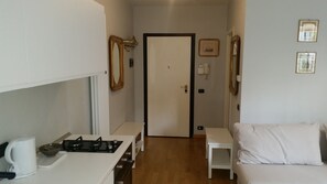 Interior - The Little Garden, Studio apt., private garden and car park_Airport+Ducati (Bologna)