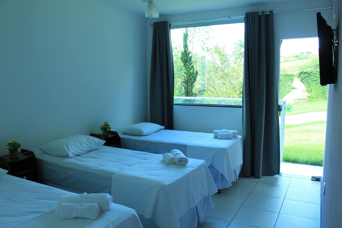 Traditional-Dreibettzimmer, Gartenblick | Minibar, Schreibtisch, kostenloses WLAN