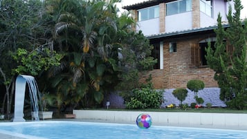 Piscina externa, espreguiçadeiras