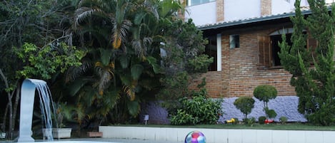 Una piscina al aire libre, tumbonas