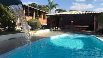 Alberca al aire libre y camastros