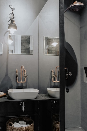 Deluxe Apartment | Bathroom