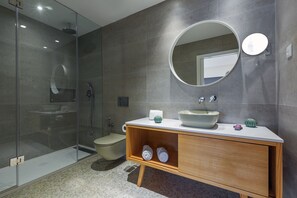 Standard Apartment, 2 Bedrooms, Accessible | Bathroom | Shower, rainfall showerhead, designer toiletries, hair dryer - Three House Hotel (Funchal)