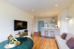 Fridge, oven, stovetop, dishwasher