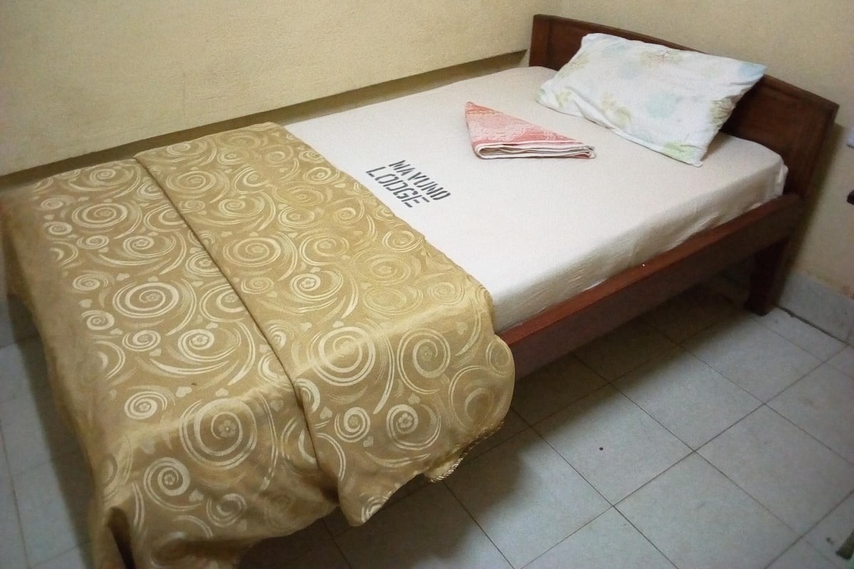 Escritorio, wifi gratis y ropa de cama