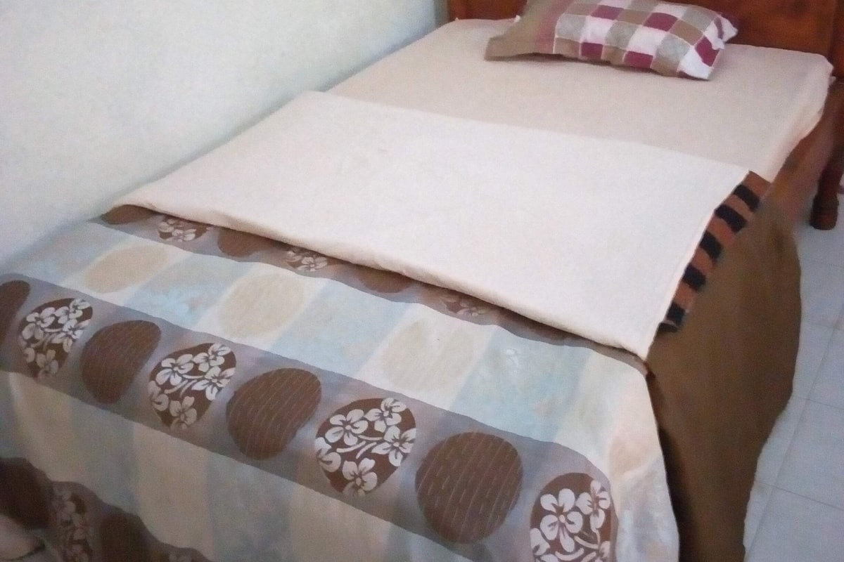 Escritorio, wifi gratis y ropa de cama