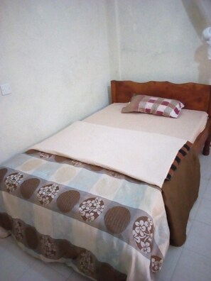 Standard Room | Desk, free WiFi, bed sheets - Mavuno Lodge (Meru)