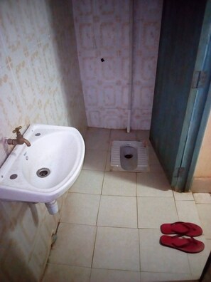 تجهيزات دش، مستلزمات مجانية للعناية الشخصية، مناشف، صابون