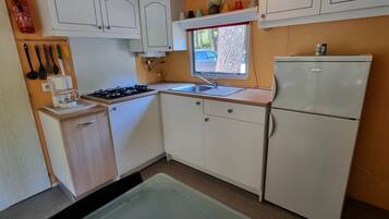 Réfrigérateur, cafetiÚre/bouilloire, chaise haute