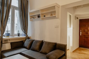 Apartamento, 2 quartos | Área de estar | TV de tela plana