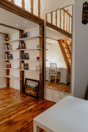 Appartement, 2 chambres | Aire de séjour | Téléviseur à écran plat