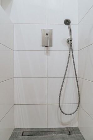 Appartement, 2 chambres | Salle de bain | Douche, articles de toilette (gratuits), séchoir à cheveux