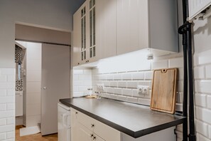 Appartement, 2 chambres | Cuisinette privée | Réfrigérateur, un four, surface de cuisson, lave-vaisselle