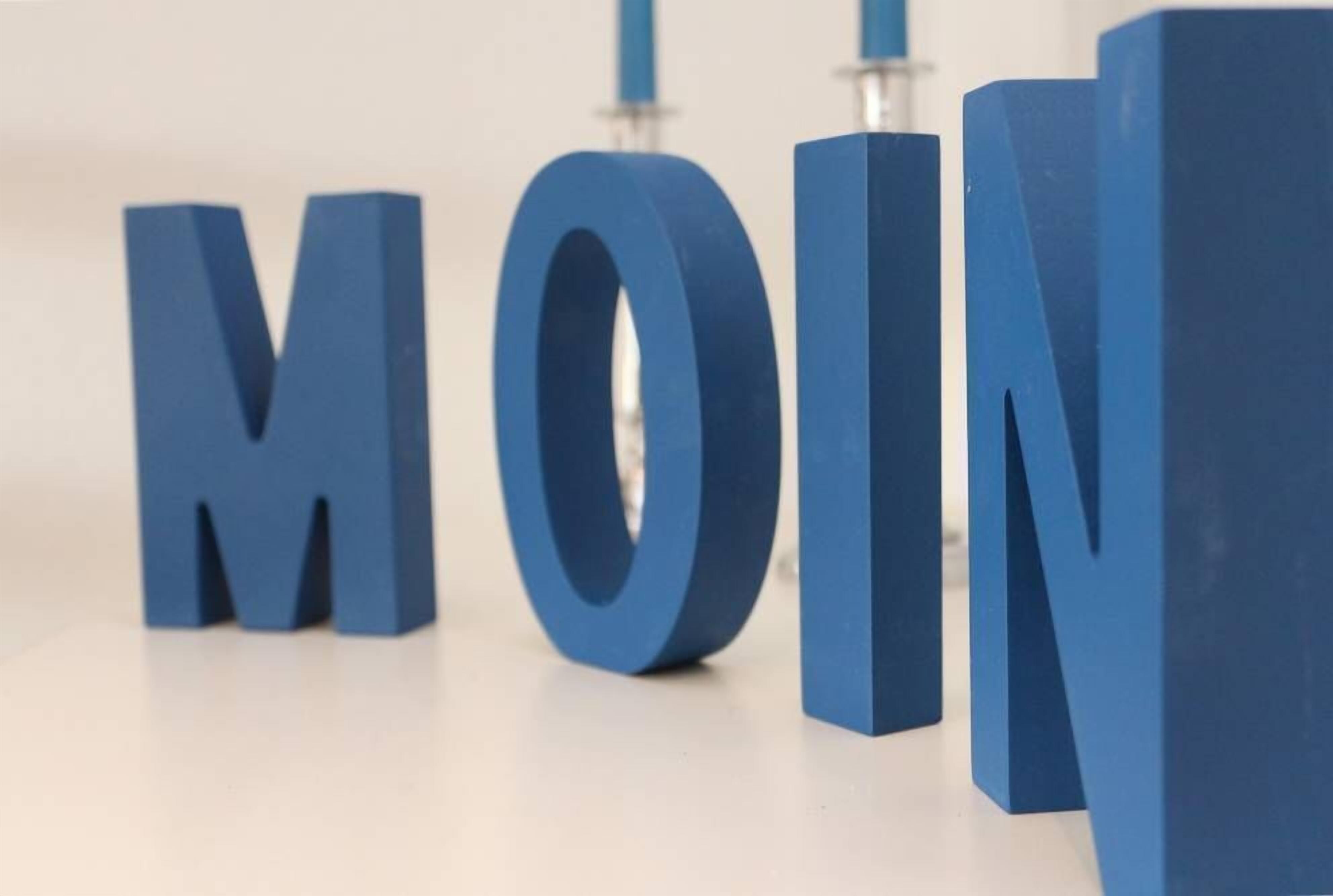 Three blue letters 'M', 'O', 'I', 'N' in a row.