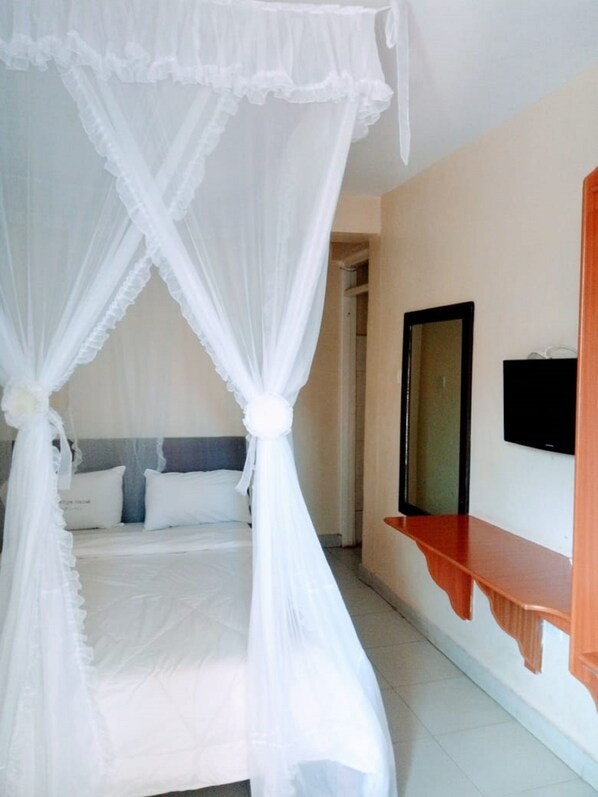 Habitación Deluxe | Escritorio, cortinas opacas, wifi gratis y ropa de cama