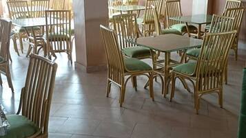 Frühstück, Mittagessen, Abendessen, lokale und internationale Küche