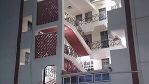 Un hotel de varios pisos con un letrero que dice 'HOTEL'.