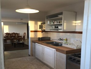 Departamento Confort | Cocina privada | Refrigerador, microondas, horno y utensilios de cocina