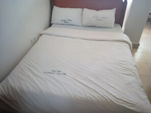 Escritorio, cortinas blackout, wifi gratis y ropa de cama