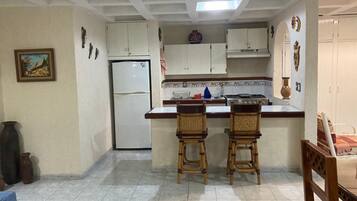 Réfrigérateur, four, plaque de cuisson, cafetiÚre/bouilloire