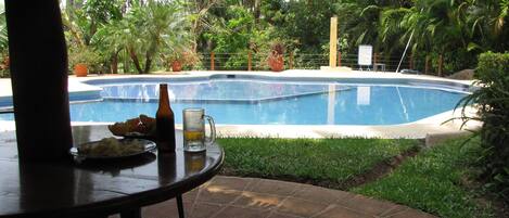 Una piscina al aire libre
