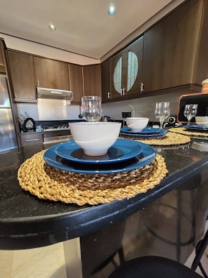 CafetiĂšre/bouilloire, batterie de cuisine, vaisselle et ustensiles