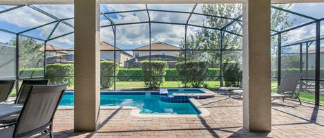 Inomhuspool och utomhuspool