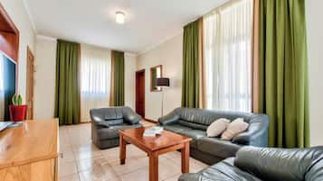 Villa, 3 Bedrooms (Stephanotis) | Ruang tamu | TV skrin rata, pemain DVD