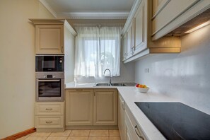 Villa, 5 chambres (Gardenia) | Cuisine privée | Grand réfrigérateur, micro-ondes, four, plaque de cuisson