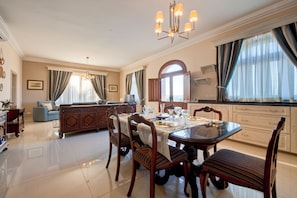 Villa, 3 Bedrooms | Dining room