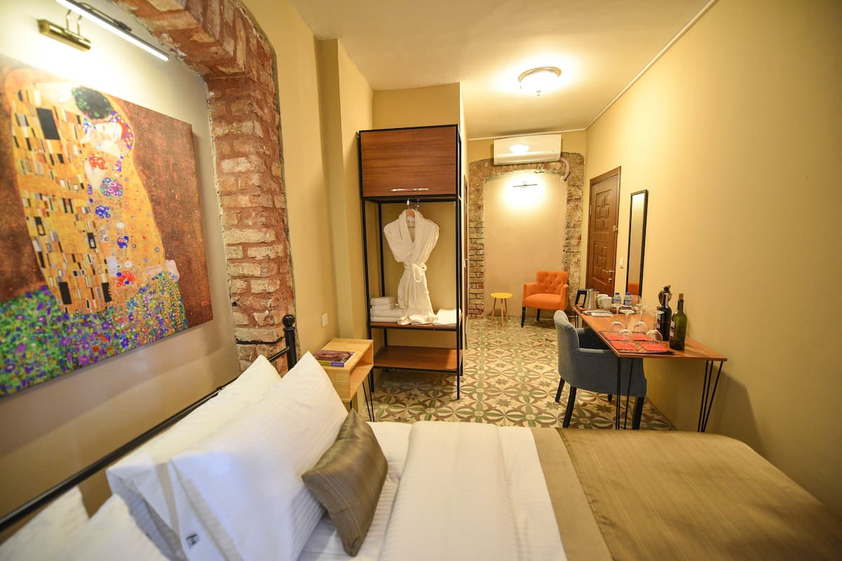 Superior Room | 1 bedroom, minibar, in-room safe, desk
