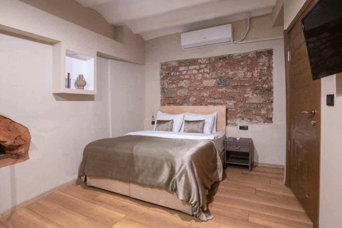 Economy Room, 1 Queen Bed, No Windows, Ground Floor | 1 bedroom, minibar, in-room safe, desk