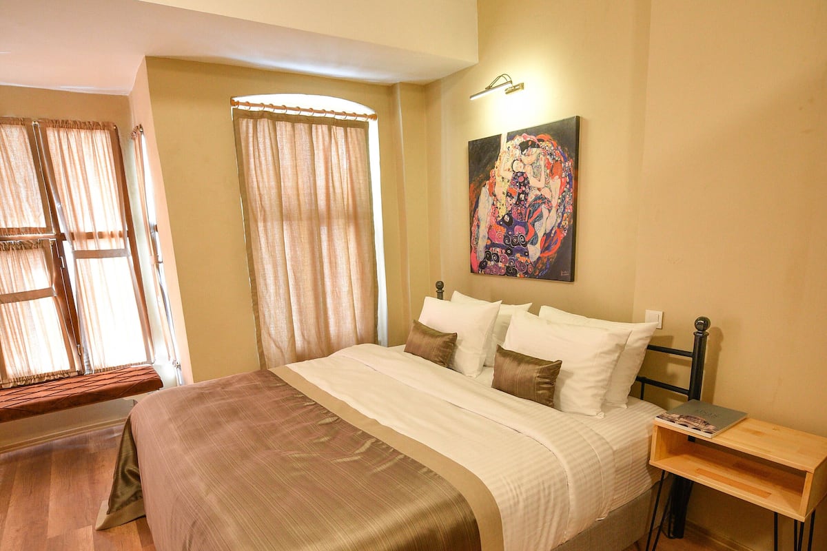 Deluxe Room | 1 bedroom, minibar, in-room safe, desk