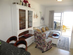 Apartment, 2 Schlafzimmer, Terrasse, Bergblick | Wohnbereich | Fernseher