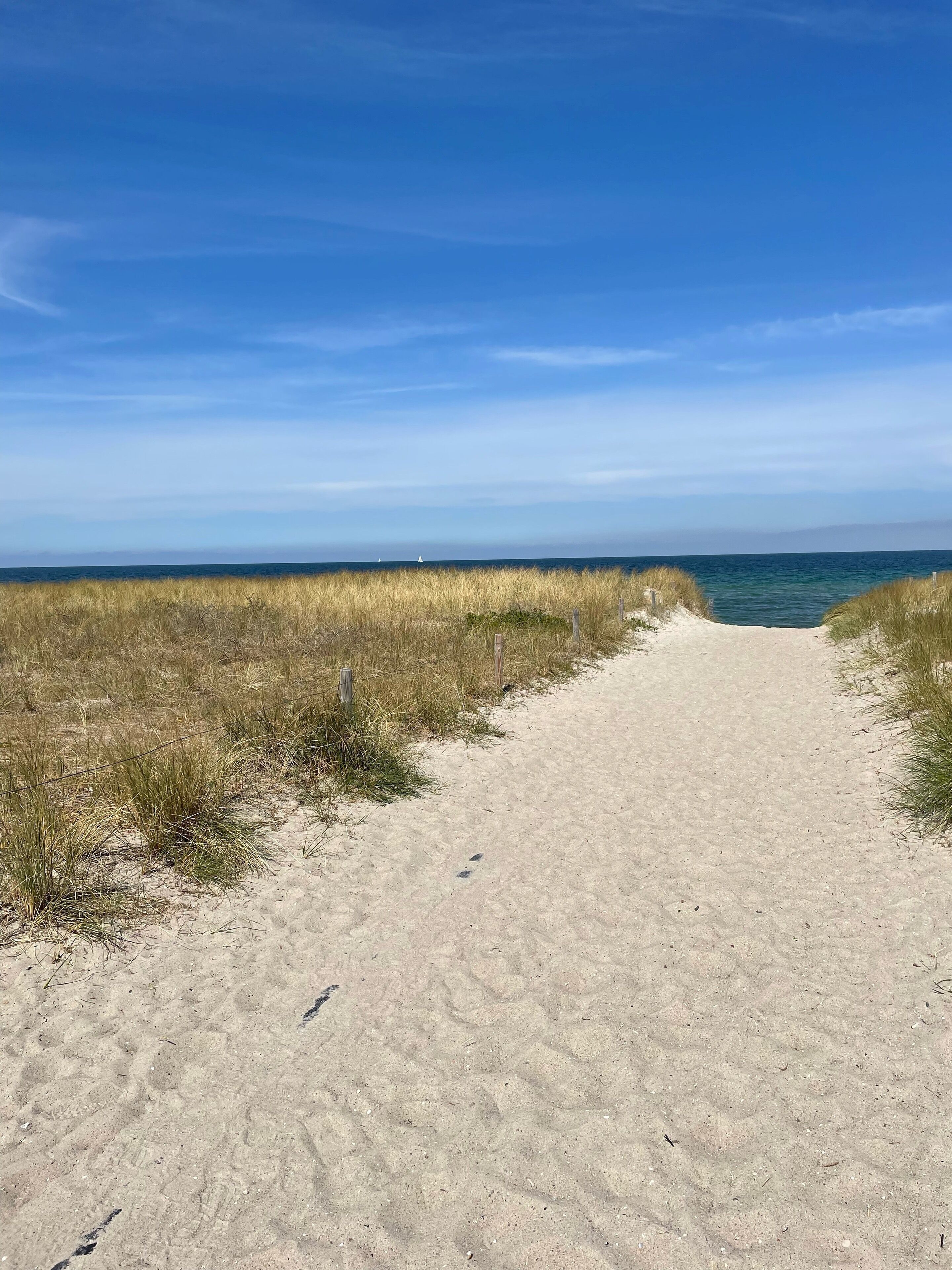 Nær stranden og solsenger