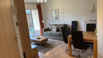 Fernseher, Bücher, Stereoanlage