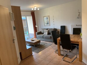 Fernseher, Bücher, Stereoanlage