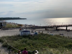 Playa en los alrededores y camastros 