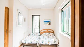 2 bedrooms, iron/ironing board, bed sheets