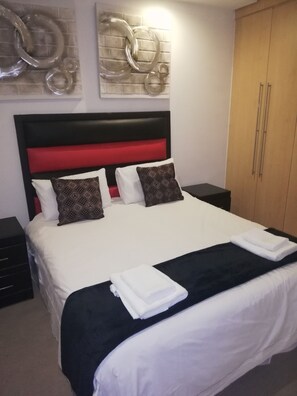 2 bedrooms, WiFi - Luxury, comfortable and secure home away from home for the best JHB experience (Sandton)