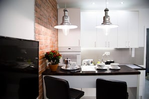Apartment, 1 Bedroom | In-room dining