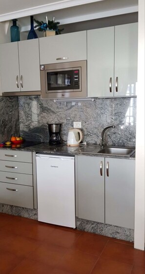 Apartamento, 1 habitación, fumadores, balcón | Cocina privada | Frigorífico, hervidor eléctrico y utensilios de cocina