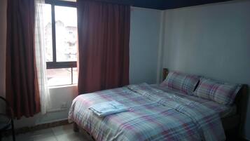 Bureau, rideaux occultants, Wi-Fi gratuit, draps fournis