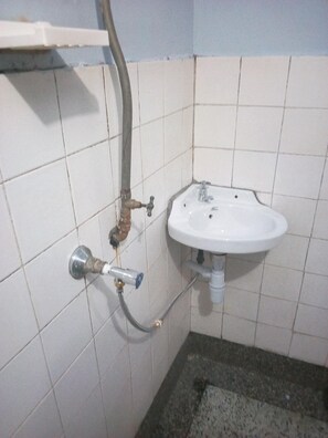 Standard Room | Bathroom | Shower, rainfall showerhead, free toiletries, towels