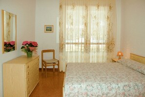 2 chambres, coffres-forts dans les chambres, Wi-Fi, draps fournis